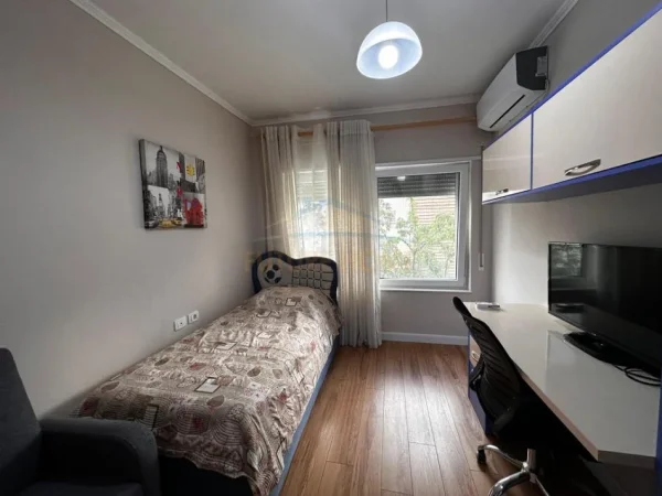 Tirane, jepet me qera apartament duplex 2+1 Kati 2, 109 m² 700 € 