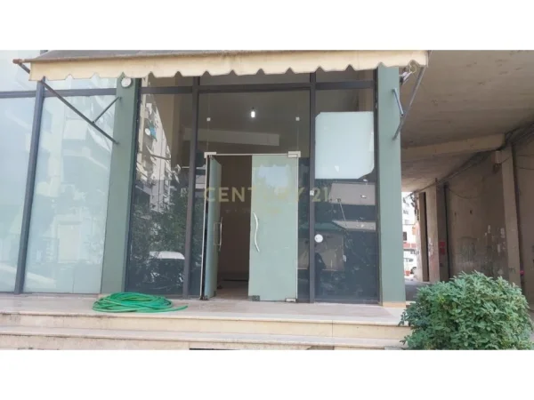 Tirane, jepet me qera dyqan Kati 0, 56 m² 400 € (Astir)
