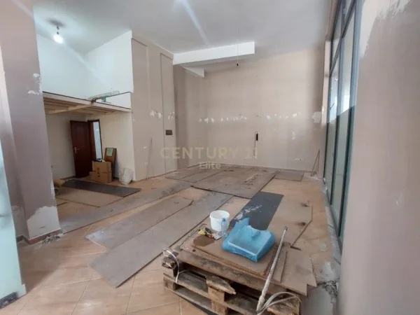 Tirane, jepet me qera dyqan Kati 0, 56 m² 400 € (Astir)