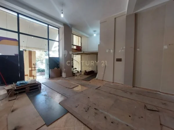 Tirane, jepet me qera dyqan Kati 0, 56 m² 400 € (Astir)