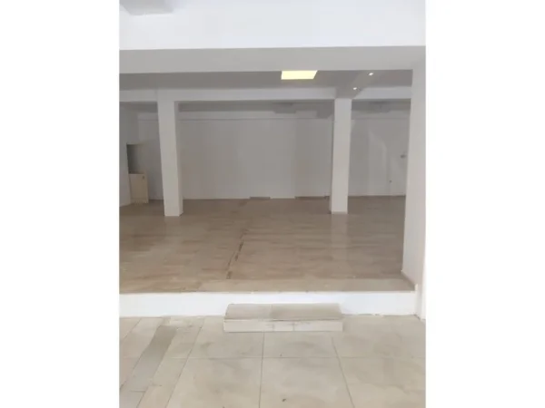 Tirane, jepet me qera ambjent biznesi Kati 0, 412 m² 1.400 € (5 Maji)