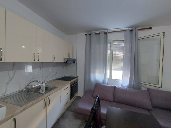 Tirane, jepet me qera apartament Kati 1, 95 m² 450 € (Fakluteti i Mjekesise)
