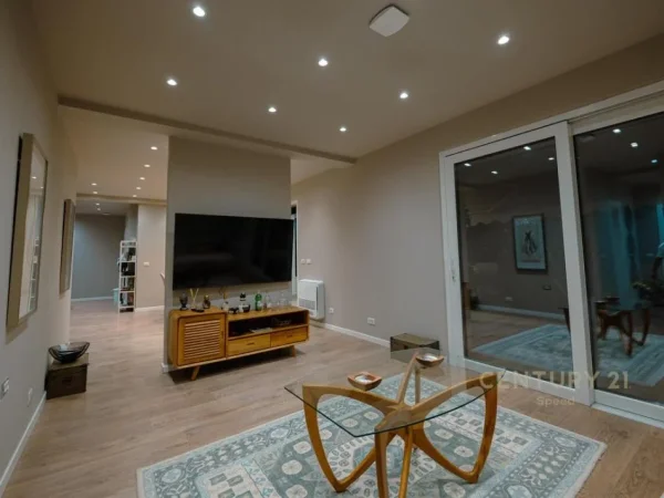 Durres, shes apartament 5+1+Ballkon Kati 1, 215 m² 600.000 € (Vala Mar)