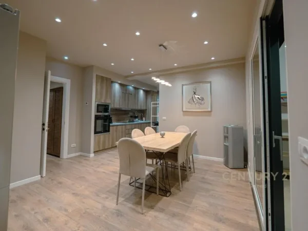 Durres, shes apartament 5+1+Ballkon Kati 1, 215 m² 600.000 € (Vala Mar)