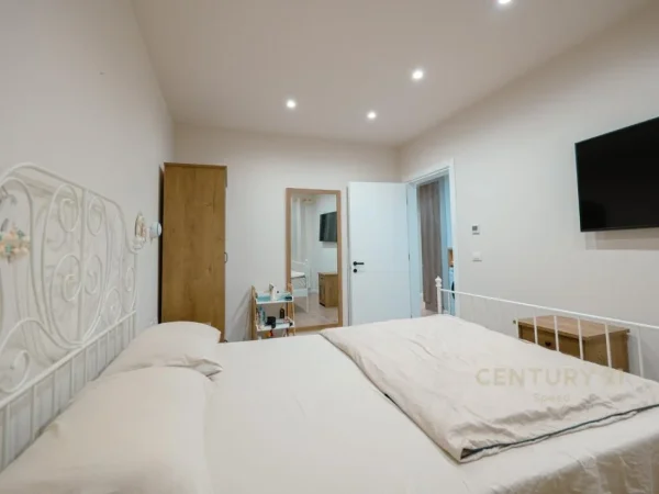 Durres, shes apartament 5+1+Ballkon Kati 1, 215 m² 600.000 € (Vala Mar)