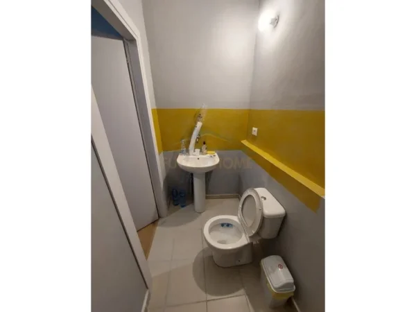 Tirane, jepet me qera apartament 3+1 Kati 1, 160 m² 1.200 € 