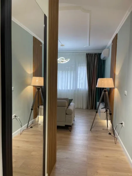 Tirane, jepet me qera apartament 2+1+Aneks+Ballkon Kati 3, 110 m² 950 € (Kristal Center)