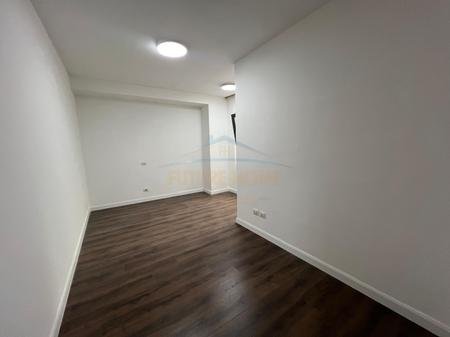 Tirane, jepet me qera apartament 3+1+2+Post Parkimi+Ballkon Kati 4, 126 m² 900 € (Komuna e Parisit)