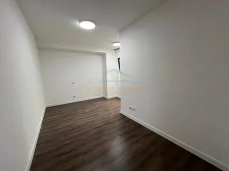 Tirane, jepet me qera apartament 3+1+2+Post Parkimi+Ballkon Kati 4, 126 m² 900 € (Komuna e Parisit)