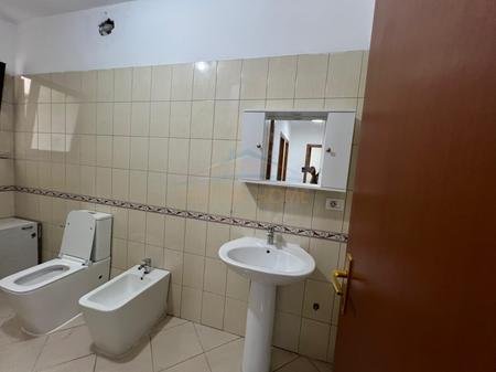 Tirane, jepet me qera apartament 3+1+2+Post Parkimi+Ballkon Kati 4, 126 m² 900 € (Komuna e Parisit)