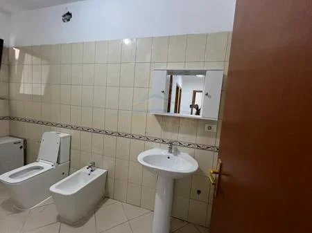 Tirane, jepet me qera apartament 3+1+2+Post Parkimi+Ballkon Kati 4, 126 m² 900 € (Komuna e Parisit)