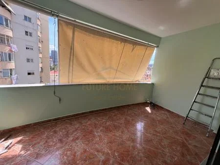 Tirane, jepet me qera apartament 3+1+2+Post Parkimi+Ballkon Kati 4, 126 m² 900 € (Komuna e Parisit)