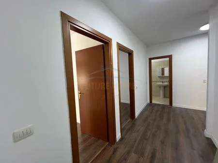 Tirane, jepet me qera apartament 3+1+2+Post Parkimi+Ballkon Kati 4, 126 m² 900 € (Komuna e Parisit)