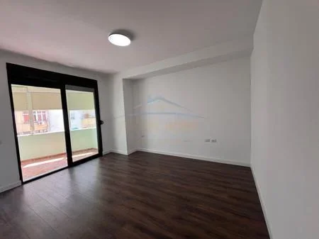 Tirane, jepet me qera apartament 3+1+2+Post Parkimi+Ballkon Kati 4, 126 m² 900 € (Komuna e Parisit)