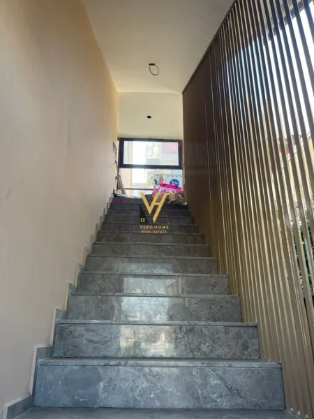 Tirane, jepet me qera ambjent biznesi Kati 2, 209 m² 1.500 € (ASTIR)