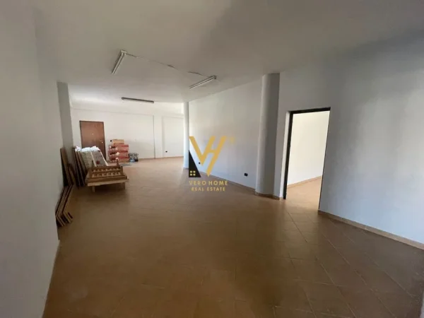 Tirane, jepet me qera ambjent biznesi Kati 2, 209 m² 1.500 € (ASTIR)