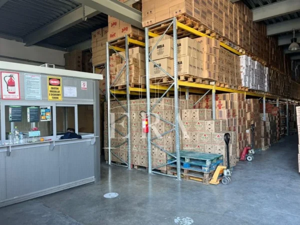 Durres, shitet magazine , 21.678 m² 2.700.000 € (Autostrada DR-TR)