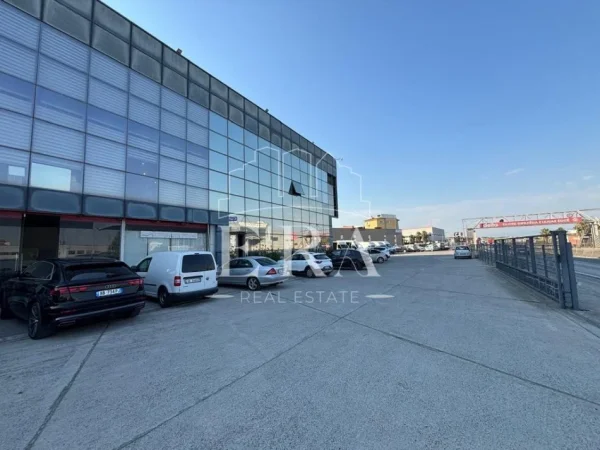 Durres, shitet magazine , 21.678 m² 2.700.000 € (Autostrada DR-TR)