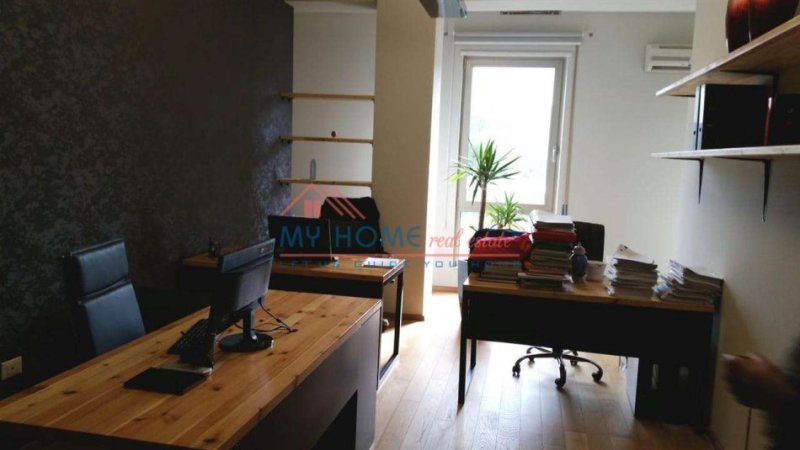 Tirane, jepet me qera zyre Kati 4, 130 m² 1.800 € (Garda)