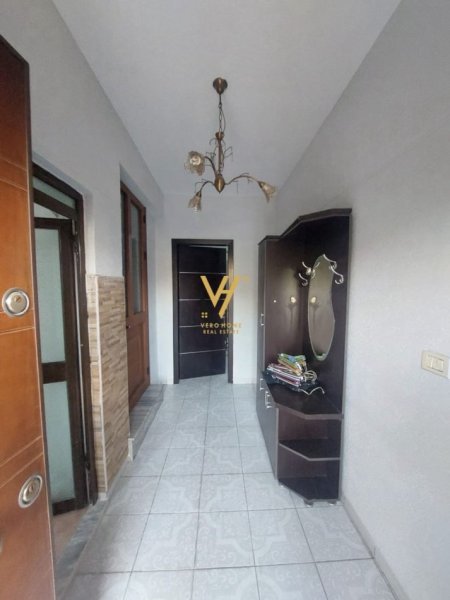 Tirane, jepet me qera apartament 1+1+Ballkon Kati 1, 60 m² 400 € (KODRA E DIELLIT)