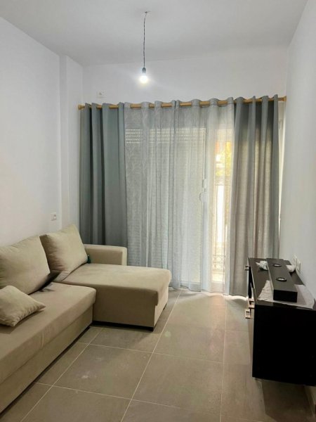 Tirane, jepet me qera apartament 1+1+Ballkon Kati 1, 55 m² 450 € (SELITE)