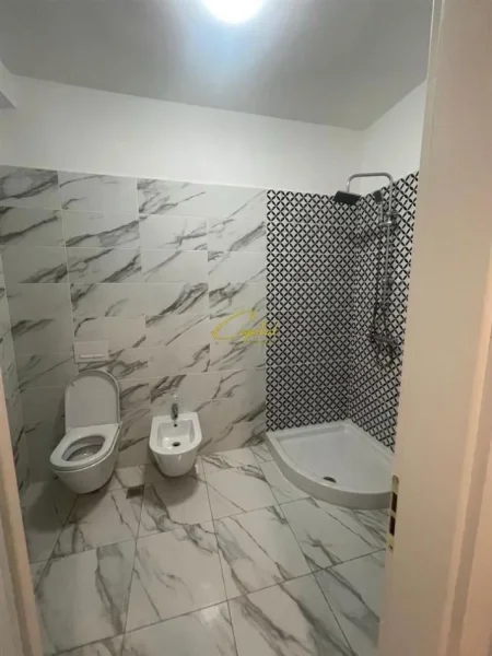 Tirane, jepet me qera apartament 2+1 Kati 4, 118 m² 700 € (KINOSTUDIO)