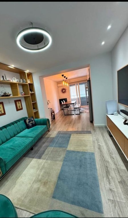 Tirane, jepet me qera apartament 2+1+Aneks+Ballkon Kati 3, 100 m² 1.100 € (Blloku)