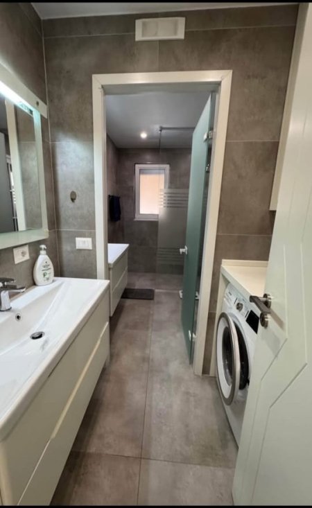 Tirane, jepet me qera apartament 2+1+Aneks+Ballkon Kati 3, 100 m² 1.100 € (Blloku)