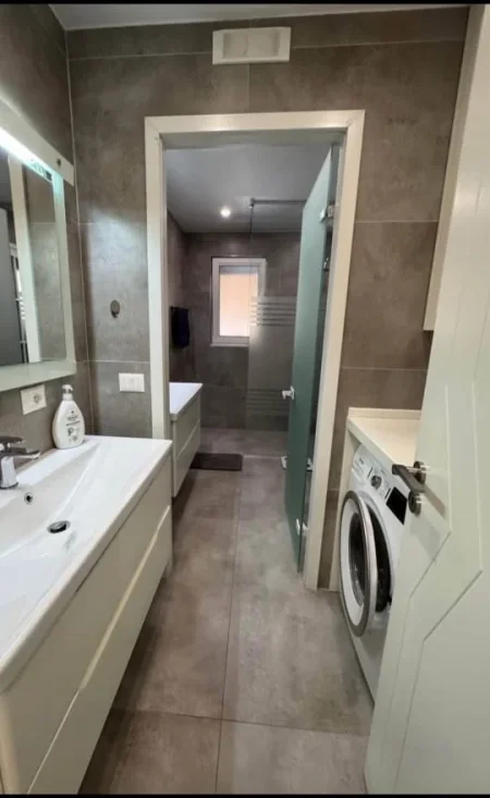 Tirane, jepet me qera apartament 2+1+Aneks+Ballkon Kati 3, 100 m² 1.100 € (Blloku)