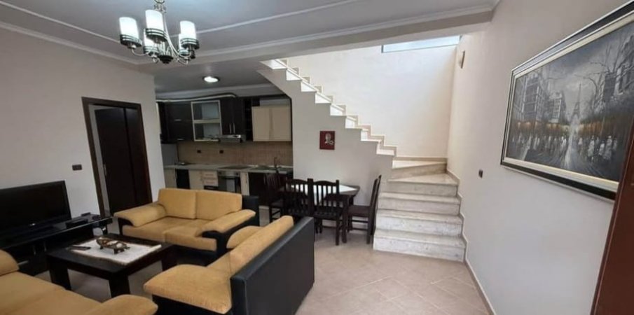 Tirane, jepet me qera apartament 4+1 Kati 1, 180 m² 600 € (XHAMLLIK)