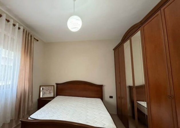 Tirane, jepet me qera apartament 4+1 Kati 1, 180 m² 600 € (XHAMLLIK)