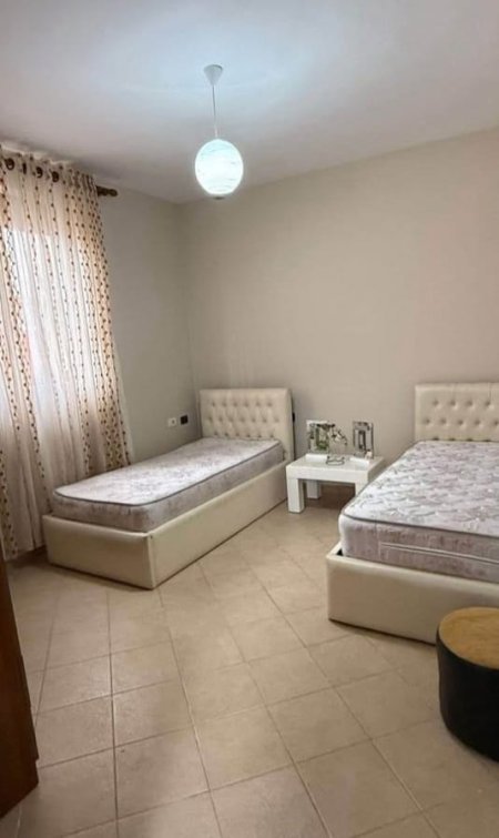 Tirane, jepet me qera apartament 4+1 Kati 1, 180 m² 600 € (XHAMLLIK)