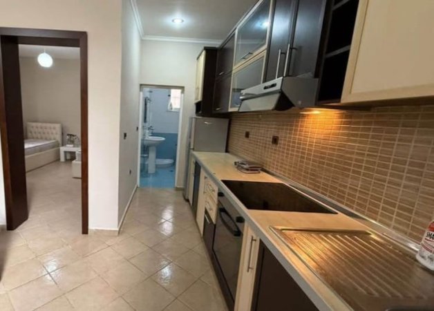 Tirane, jepet me qera apartament 4+1 Kati 1, 180 m² 600 € (XHAMLLIK)