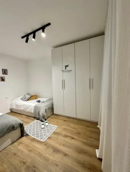 Tirane, jepet me qera garsonier 1+1 Kati 3, 45 m² 600 € (LIQENI ARTIFICIAL)