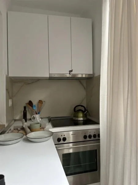 Tirane, jepet me qera garsonier 1+1 Kati 3, 45 m² 600 € (LIQENI ARTIFICIAL)