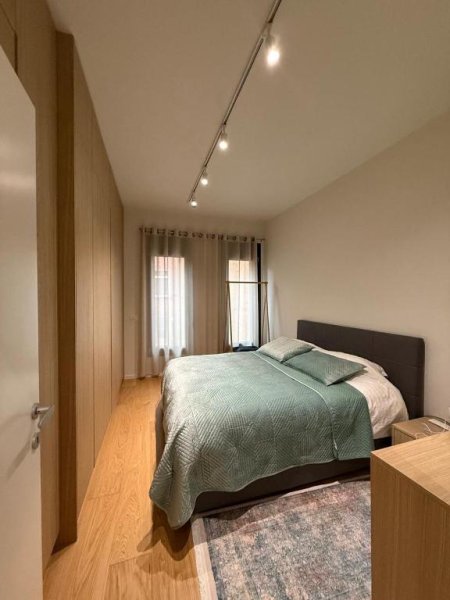 Tirane, jepet me qera apartament 2+1+Aneks+Ballkon Kati 3, 97 m² 1.200 € (Rruga Kosovareve)