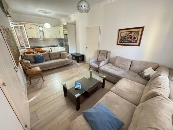 Tirane, jepet me qera apartament 3+1 Kati 3, 750 € 