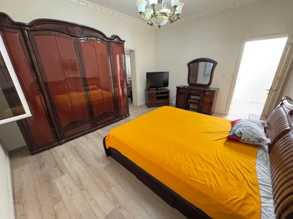 Tirane, jepet me qera apartament 3+1 Kati 3, 750 € 