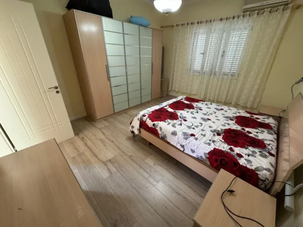 Tirane, jepet me qera apartament 3+1 Kati 3, 750 € 