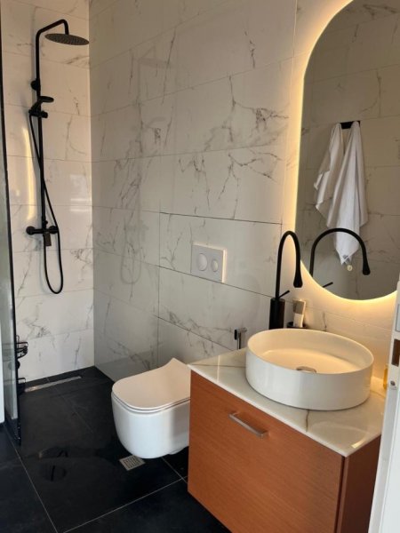 Tirane, jepet me qera apartament 2+1 Kati 4, 146 m² 1.350 € (Vila Goldi)