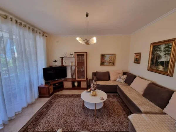Tirane, jepet me qera apartament 3+1+Aneks+Ballkon Kati 5, 130 m² 1.000 € (Rruga e Elbasanit)