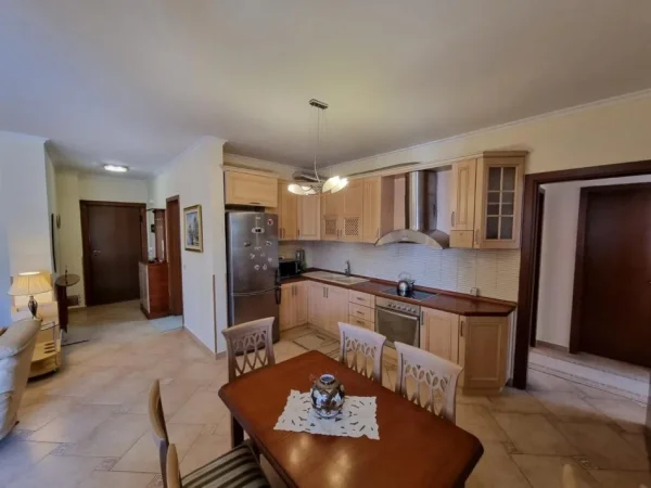 Tirane, jepet me qera apartament 3+1+Aneks+Ballkon Kati 5, 130 m² 1.000 € (Rruga e Elbasanit)