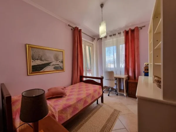 Tirane, jepet me qera apartament 3+1+Aneks+Ballkon Kati 5, 130 m² 1.000 € (Rruga e Elbasanit)