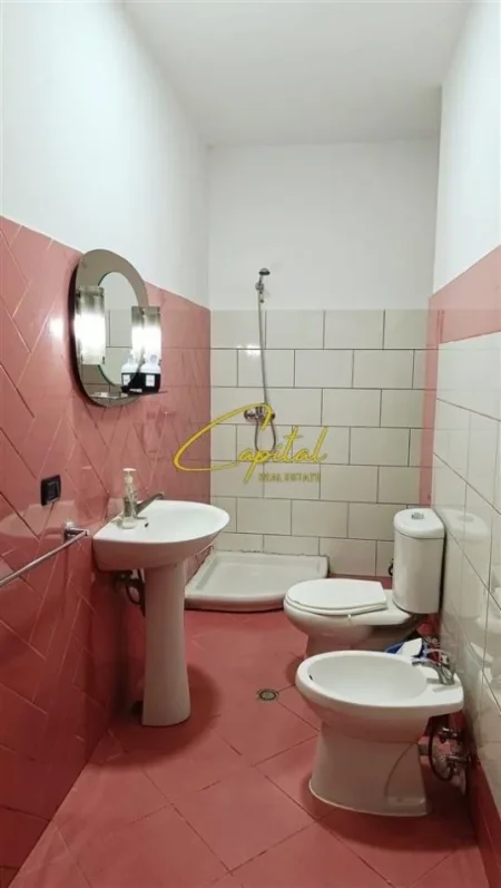 Tirane, jepet me qera apartament 2+1 Kati 1, 90 m² 650 € (MYSLYM SHYRI)