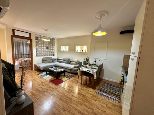Apartament 1+1 me Qera, mobiluar, 670 E ,në Bllok -Tiranë