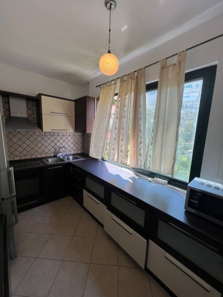 Tirane, jepet me qera apartament 1+1 Kati 3, 85 m² 500 € (kodra ediellit)