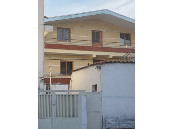Tirane, shes Vile 1+1+Ballkon Kati 3, 195 m² 270.000 € (Laprake)