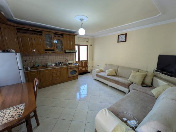 Tirane, shes Vile 1+1+Ballkon Kati 3, 195 m² 270.000 € (Laprake)