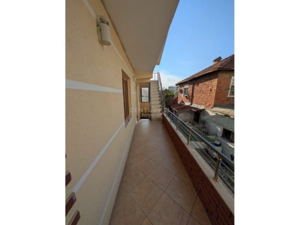 Tirane, shes Vile 1+1+Ballkon Kati 3, 195 m² 270.000 € (Laprake)