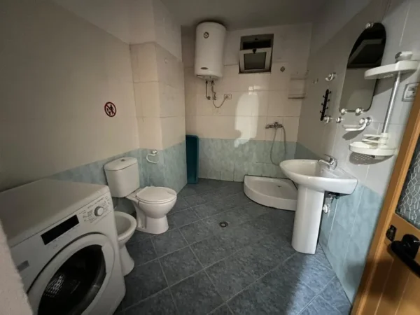 Durres, shitet apartament 1+1+Ballkon Kati 3, 74 m² 90.000 € (rruga thesarit)